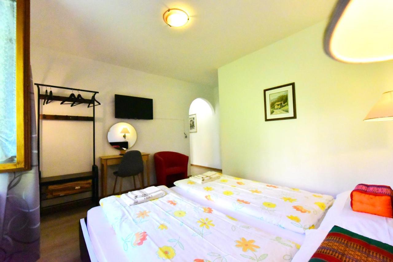 Hotel Pensione Serena Purasca Екстер'єр фото