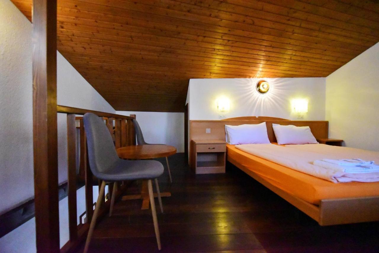 Hotel Pensione Serena Purasca Екстер'єр фото
