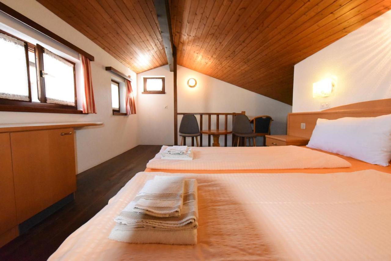 Hotel Pensione Serena Purasca Екстер'єр фото
