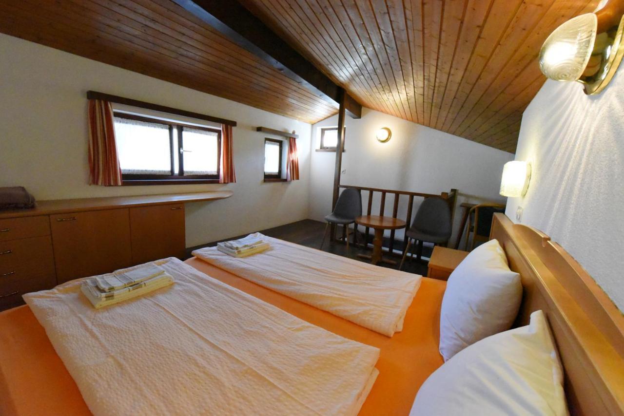 Hotel Pensione Serena Purasca Екстер'єр фото