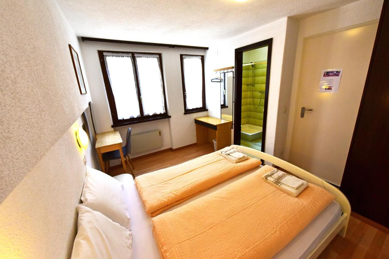 Hotel Pensione Serena Purasca Екстер'єр фото