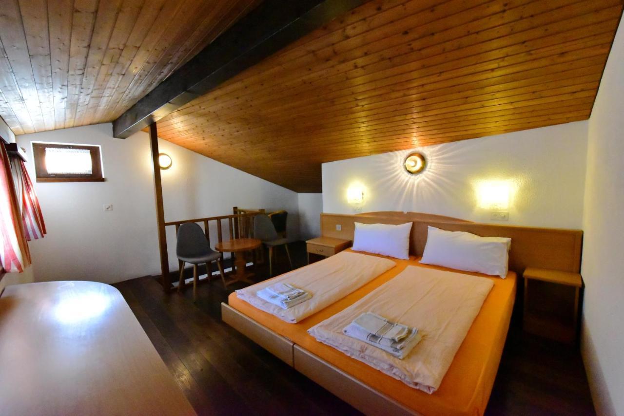 Hotel Pensione Serena Purasca Екстер'єр фото